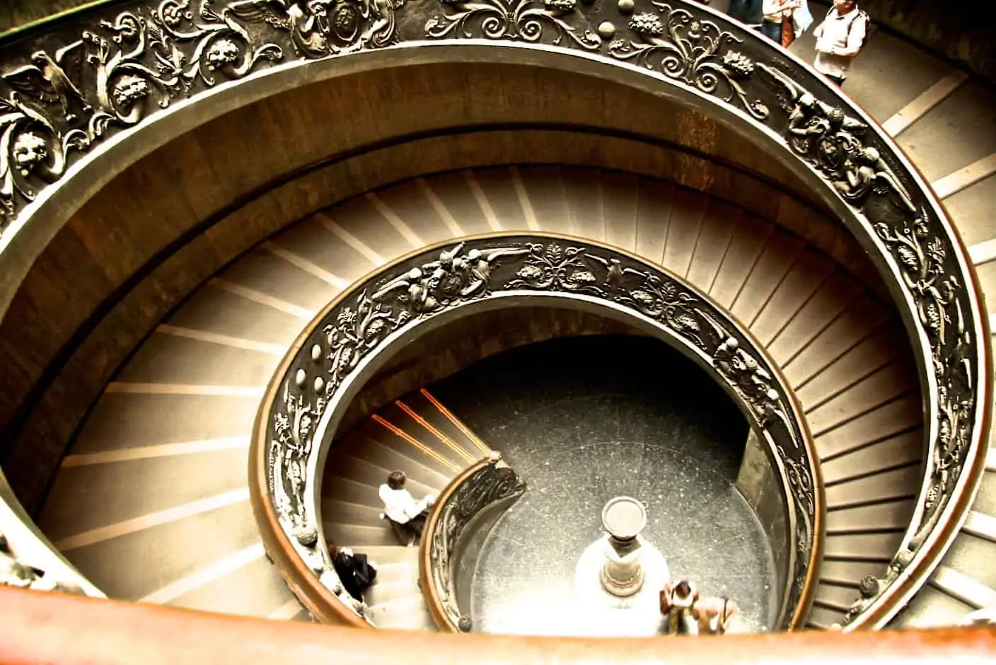 Photo taken by Kinga Mnich in Rom in 2009. It showcases the staircase at the Vatican Museum. A perfect balanced staircase.